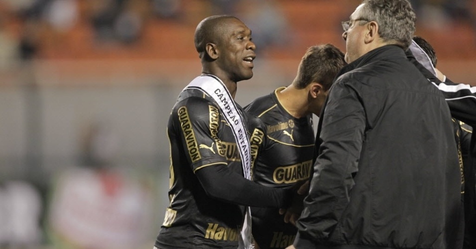 25.mai.2013 - Jogadores de Corinthians e Botafogo trocaram as faixas de campeões estaduais antes do início da partida do Brasileirão, no Pacaembu