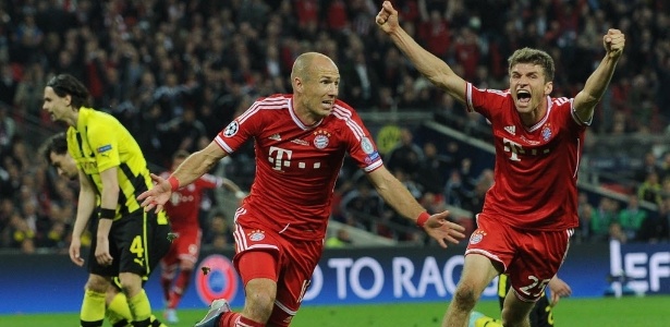 Jogadores do Bayern de Munique comemoram gol marcado por Robben - AFP PHOTO / ANDREW YATES