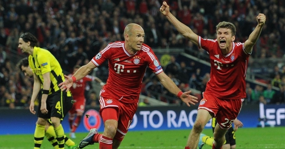 25.mai.2013 - Jogadores do Bayern de Munique correm atrás de Robben para comemorar o gol do holandês, que deu o título da Liga dos Campeões à equipe bávara
