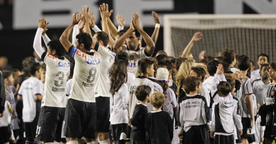 25.mai.2013 - Jogadores do Corinthians agradecem a presença dos torcedores no Pacaembu para a partida contra o Botafogo, pelo Brasileirão