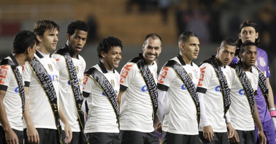 25.mai.2013 - Jogadores do Corinthians exibem faixas de campeão estadual antes da partida contra o Botafogo, pelo Campeonato Brasileiro