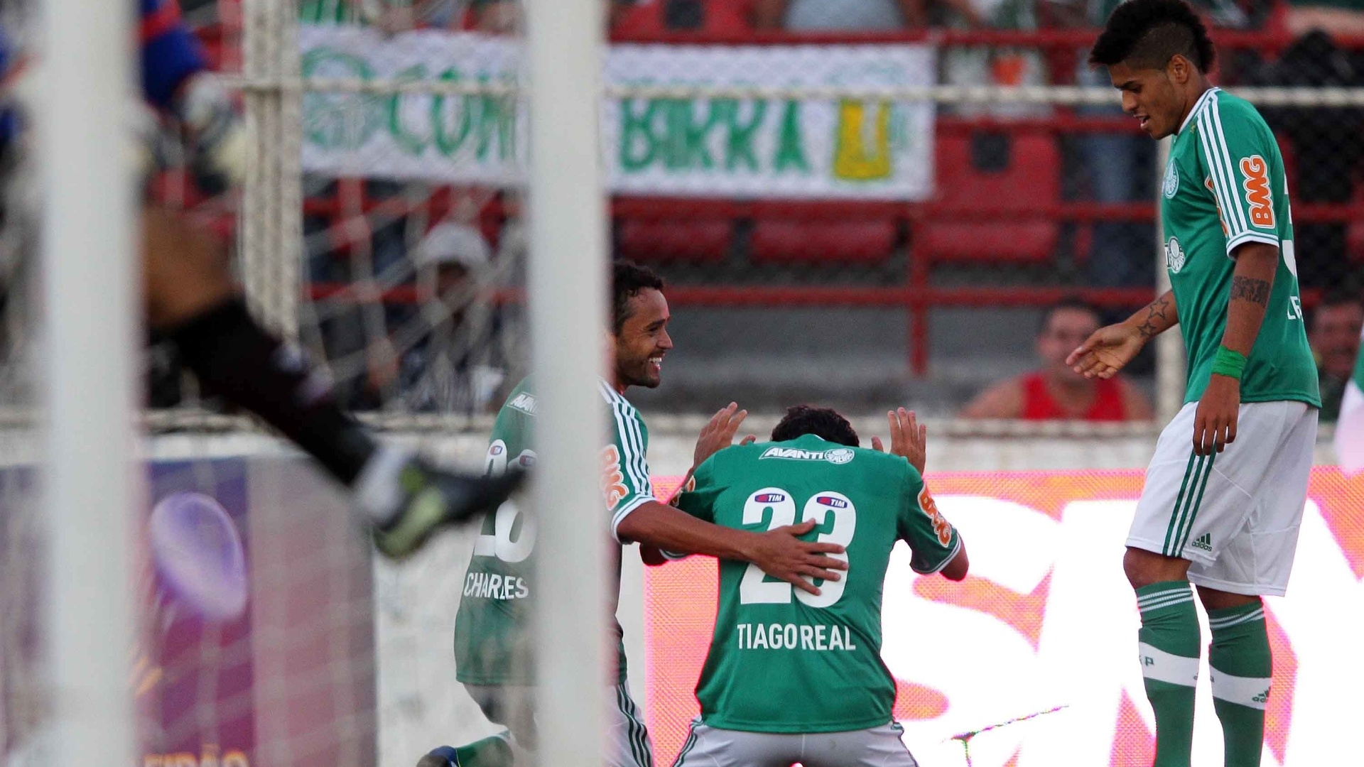 25.mai.2013 - Jogadores do Palmeiras comemoram gol de Tiago Real, que abriu o placar contra o Atlético-GO - Wagner Carmo/VIPCOMM
