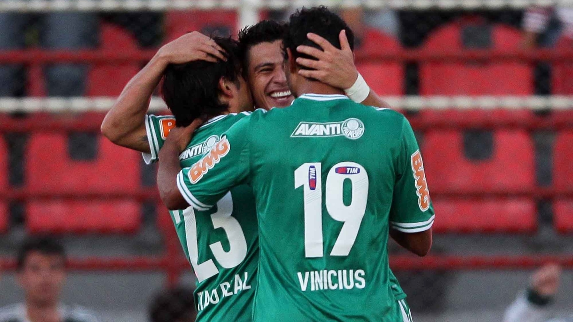 25.mai.2013 - Jogadores do Palmeiras se abraçam ao comemorar gol contra o Atlético-GO - Wagner Carmo/VIPCOMM