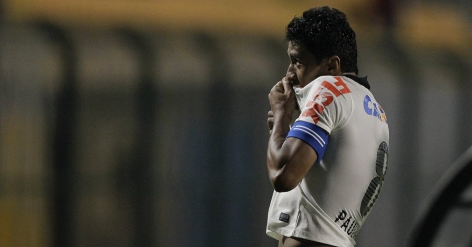 25.mai.2013 - Paulinho comemora gol que deu o empate para o Corinthians contra o Botafogo, no Pacaembu