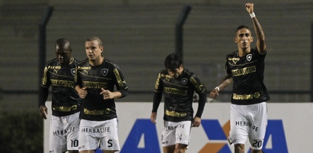 Rafael Marques comemora gol sobre o Corinthians: o quinto em cinco jogos - Fernando Donasci/UOL