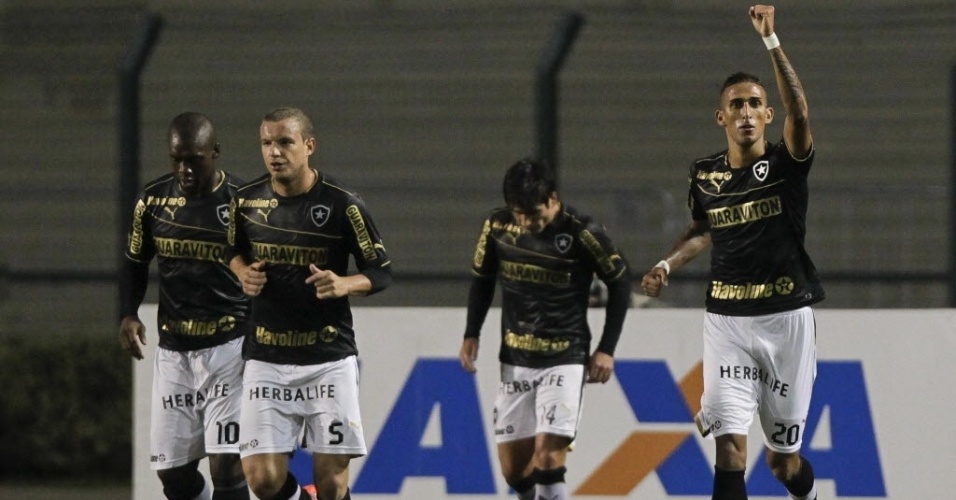 25.mai.2013 - Rafael Marques (dir.) comemora gol marcado pelo Botafogo na partida contra o Corinthians no Pacaembu, pelo Campeonato Brasileiro