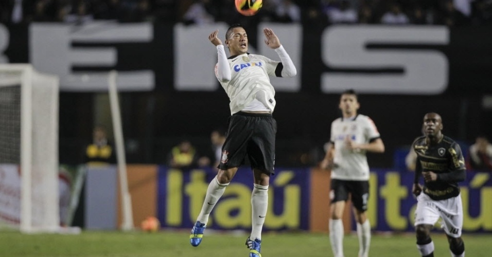 25.mai.2013 - Ralf cabeceia a bola na primeiro tempo de Corinthians e Botafogo, em partida da estreia das equipes no Brasileirão