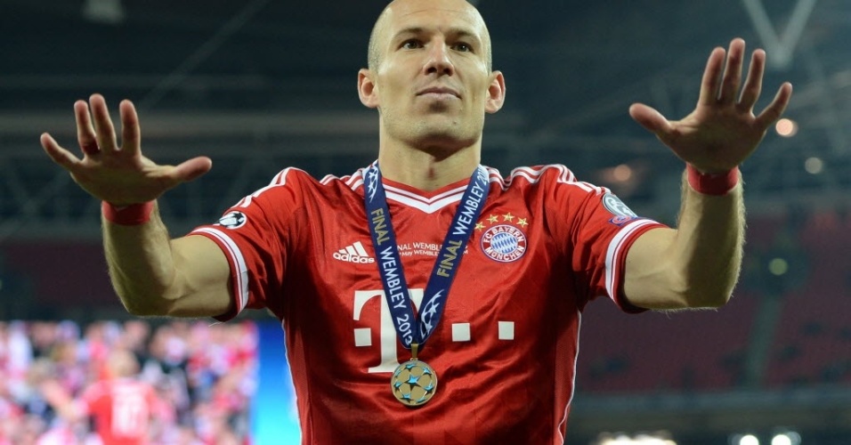 25.mai.2013 - Robben comanda festa da torcida do Bayern depois da vitória sobre o Dortmund