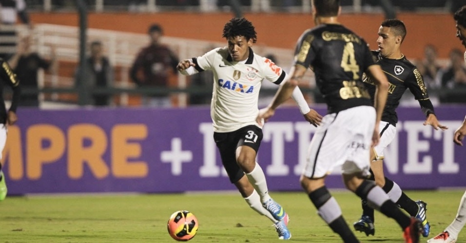 25.mai.2013 - Romarinho carrega a bola durante partida entre Corinthians e Botafogo, no Pacaembu, pelo Brasileirão