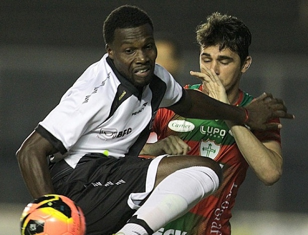 25.mai.2013 - Tenorio, autor do gol do Vasco contra a Portuguesa, domina a bola e é marcado de próximo pelo adversário