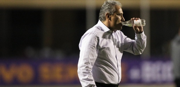 Tite se hidrata durante jogo entre Corinthians e Botafogo, pelo Brasileirão - Fernando Donasci/UOL