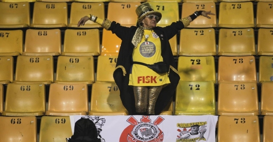 25.mai.2013 - Torcedora do Corinthians aguarda com festa o início da partida contra o Botafogo, na estreia do Brasileirão 2013