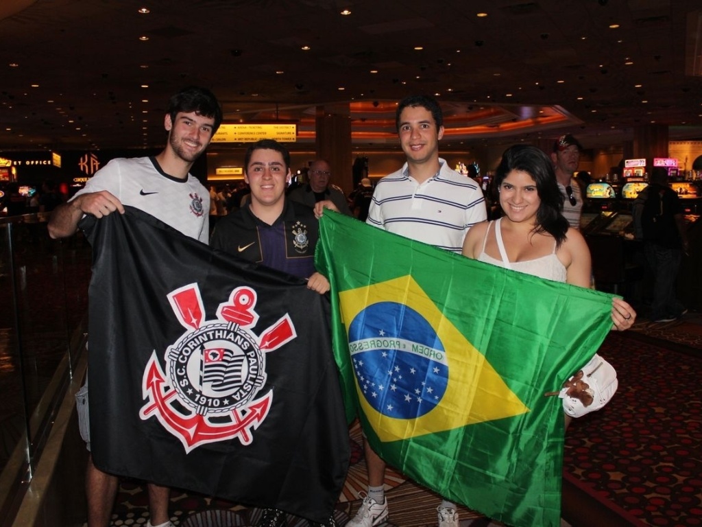 25.mai.2013 - Torcedores do Brasil marcam presença em Las Vegas para a disputa de cinturão entre Pezão e Velasquez - Evelyn Rodrigues/UOL Esporte