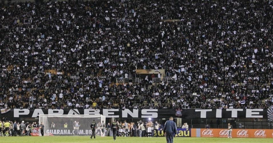 Torcida do Corinthians exibe faixa parabenizando o treinador Tite pelo aniversário de 52 anos