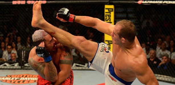 Cigano acerta um chute no rosto de Mark Hunt e garante a vitória no UFC 160 - Donald Miralle/Zuffa LLC/Contributor/Getty Images