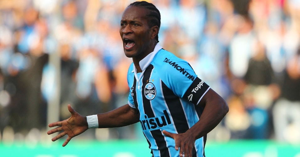 26.Mai 2013 - Zé Roberto comemora gol do Grêmio contra o Náutico