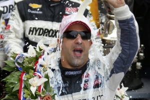 26.mai.2013 - Brasileiro Tony Kanaan derrama o tradicional leite em sua cabeça após a vitória nas 500 milhas de Indianápolis - Jeff Haynes/REUTERS