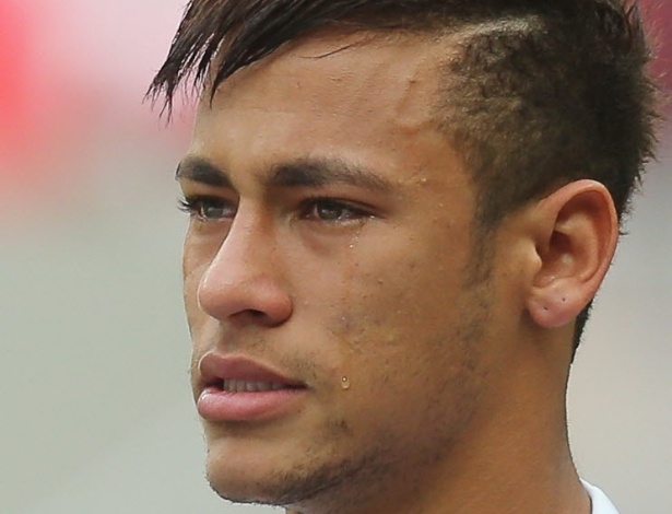 26.mai.2013 - Neymar chora antes da partida entre Santos e Flamengo no estádio Mané Garrincha. A partida será a despedida do atleta do time da Vila Belmiro - Sergio Lima/Folhapress
