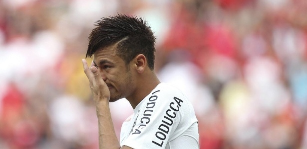 Neymar enxuga as lágrimas na despedida pelo Santos em duelo contra o Flamengo - REUTERS/Ueslei Marcelino