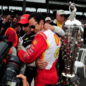 Kanaan (esq.) e Castroneves se abraçam antes da corrida - ROBERT LABERGE/AFP