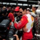 Kanaan (esq.) e Castroneves se abraçam antes da corrida - ROBERT LABERGE/AFP