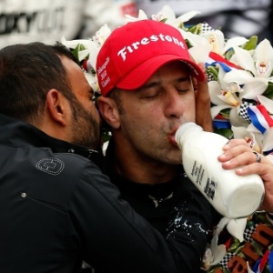 O tradicional leite da vitória foi degustado pelo brasileiro após a prova - Chris Graythen/AFP