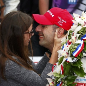 Tony Kanaan beija a mulher Lauren após vitória em Indianápolis - JEFF HAYNES/Reuters