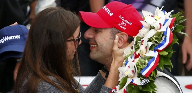 Tony Kanaan beija a mulher Lauren após vitória em Indianápolis - JEFF HAYNES/Reuters