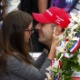 Tony Kanaan beija a mulher Lauren após vitória em Indianápolis - JEFF HAYNES/Reuters