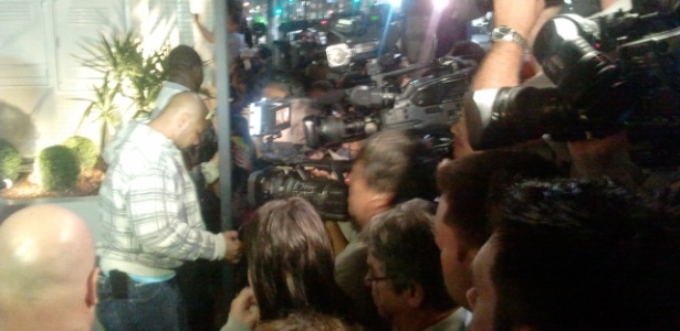No tumulto, repórteres e torcedores foram "esmagados" no portão - Samir Carvalho/UOL