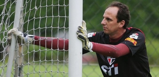 27-05-2013 - Rogério Ceni faz aquecimento depois de ficar afastado dos treinamentos