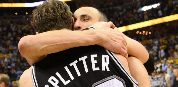 Tiago Splitter é abraçado por Manu Ginóbili após a conquista do título da Conferência Oeste pelos Spurs - EFE/LARRY W. SMITH