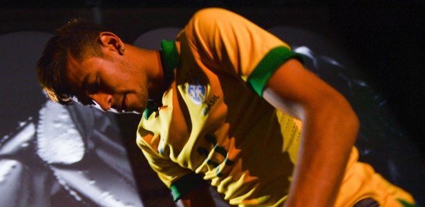 Neymar em evento de seu patrocinador antes da apresentação para a Copa das Confederações