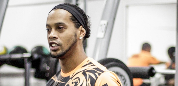 Com olho ainda inchado, Ronaldinho se exercita na academia da Cidade do Galo - Bruno Cantini/Site do Atlético-MG