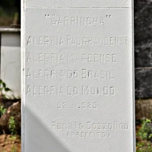 A placa no mausoléu está com os dizeres apagados e mostra o retrato do descaso com a memória do ídolo - Júlio César Guimarães/ UOL