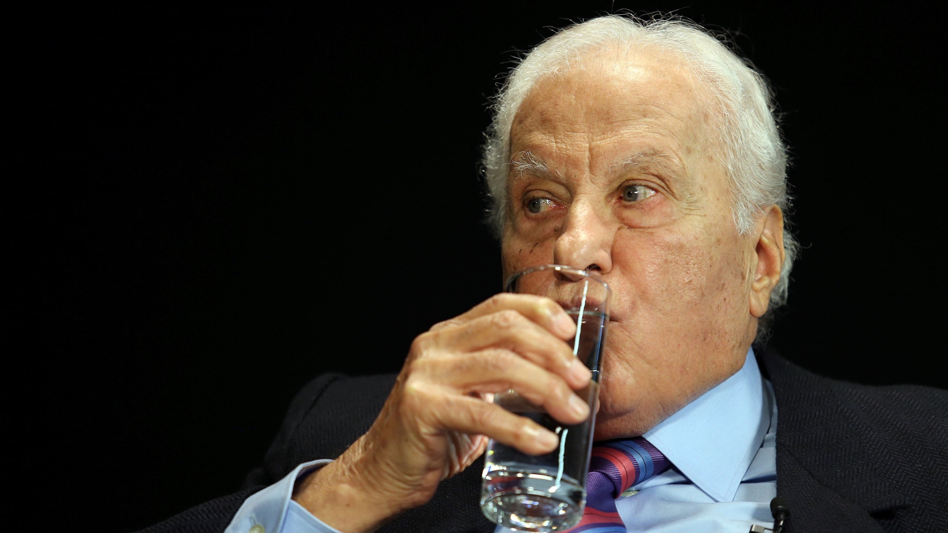 Alberto Dualib, ex-presidente do Corinthians, bebe água durante a entrevista concedida ao UOL Esporte; cartola disse que Andrés é sua "cria" - Flávio Florido/UOL