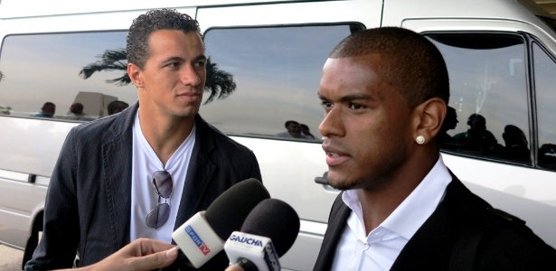 Fernando, do Grêmio, e Leandro Damião, do Inter, se apresentam no Rio de Janeiro