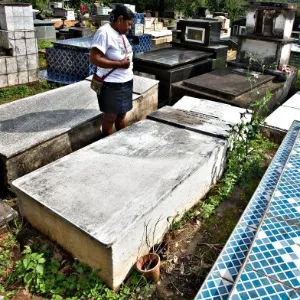 Filha de Garrincha, Rosângela observa o túmulo do pai no cemitério de Raiz da Serra, em Magé - Júlio César Guimarães/ UOL