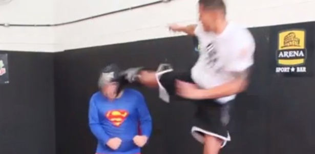 Anthony Pettis fez a festa no Brasil e até gravou com humoristas ensinando seus golpes - Reprodução