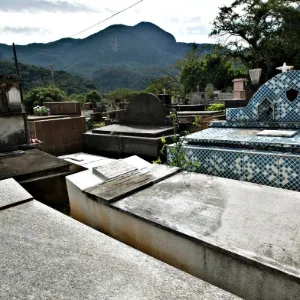 Infiltrações, lixo e bastante mato cercam o túmulo no qual Garrincha foi enterrado ao lado de parentes - Júlio César Guimarães/ UOL