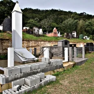 No cemitério foi construído um mausoléu em 1985 para a remoção dos restos mortais de Garrincha. Porém, nada foi feito até os dias atuais e o local permanece abandonado - Júlio César Guimarães/ UOL