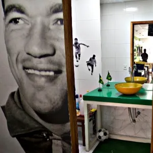 O banheiro da lanchonete é decorado com fotos do ídolo e outras lembranças da seleção brasileira - Júlio César Guimarães/ UOL