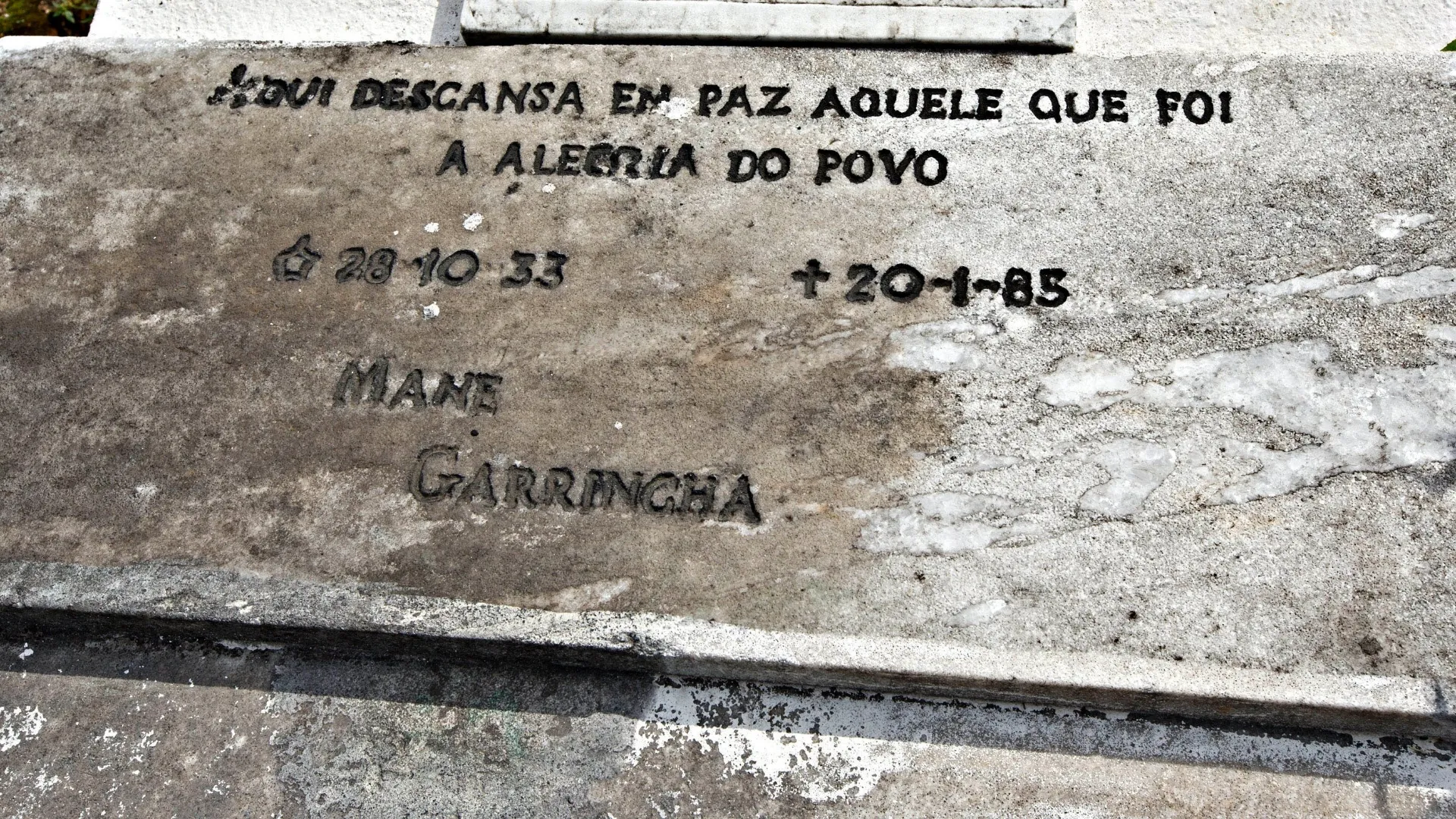 O túmulo de Garrincha está abandonado no cemitério de Raiz da Serra quase 30 anos após a morte do ídolo. - Júlio César Guimarães/ UOL