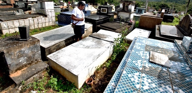 Rosângela, filha de Garrincha, observa cenário de abandono no túmulo em Magé - Júlio César Guimarães/ UOL