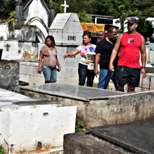 Visitantes e curiosos costumam parar e observar o túmulo de Garrincha em Raiz da Serra - Júlio César Guimarães/ UOL
