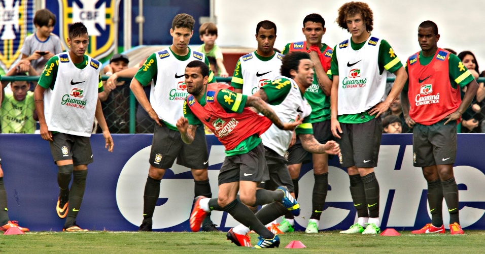 29.05.2013 - Daniel Alves e Marcelo se esforçam e puxam a fila da seleção em um exercício físico