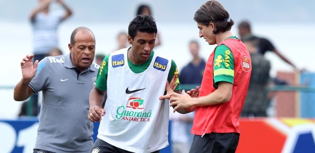 Paulinho (d) foi orientado pela comissão técnica da seleção a jogar mais avançado no domingo