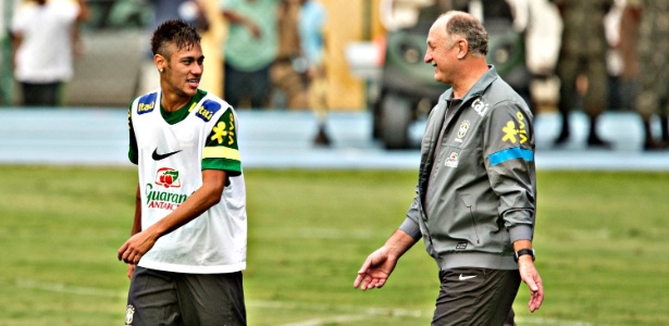 Sorridente, Neymar conversa com o técnico Luiz Felipe Scolari em treino da seleção 