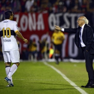 29.mai.2013 - Carlos Bianchi, técnico do Boca Juniors, conversa com o meia Riquelme, durante o jogo contra o Newell's Old Boys, pelas quartas da Libertadores - undefined