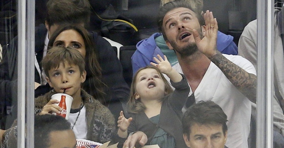 29.mai.2013 - David Beckham acompanha a partida de hóquei no gelo, em Los Angeles, com sua família